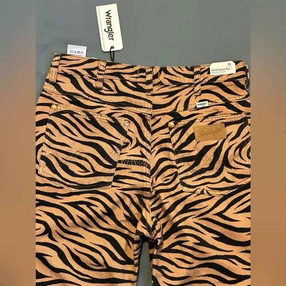 Wrangler Women's High Rise Wild West Purr Print Straight Jeans  size 30x28 - Picture 10 of 12